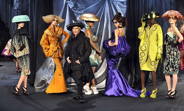 john galliano at dior fashion show at paris fashion week джон гальяно на показе christian dior