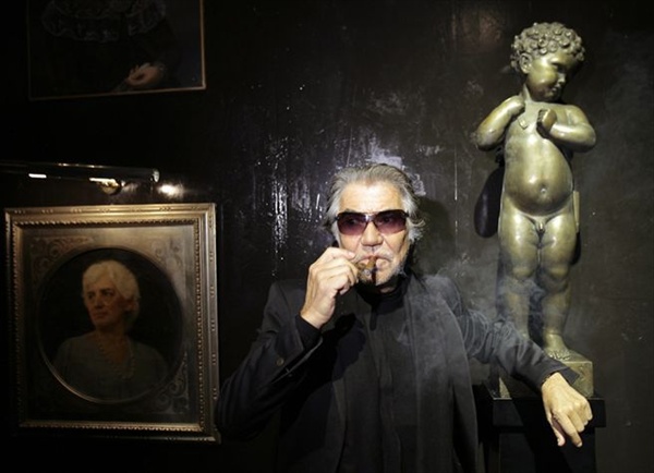 роберто кавалли курит сигару roberto cavalli smokes a cigar at milan fashion week