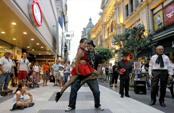 аргентинские танцы танго на улице florida street в буэнос-айресе