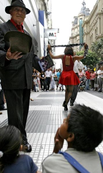 танцы посреди улицы