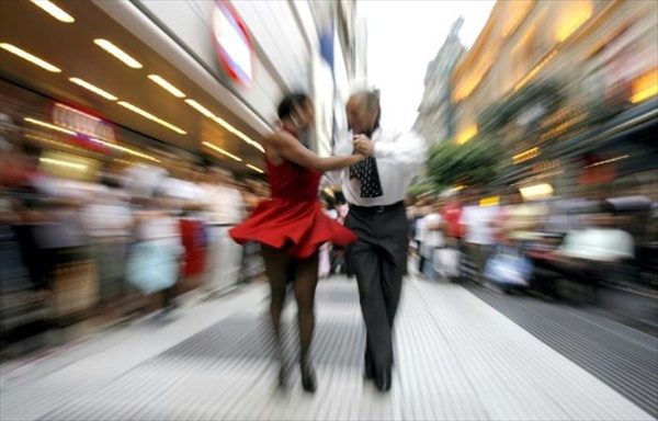пожилой мужчина танцует с молодой женщиной