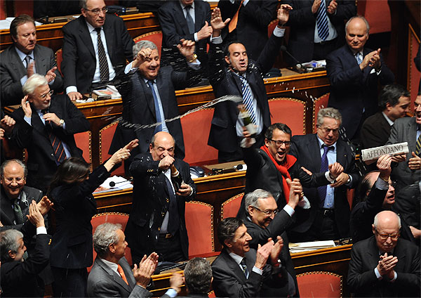 Сенат парламента Италии празднует отставку Романо Проди