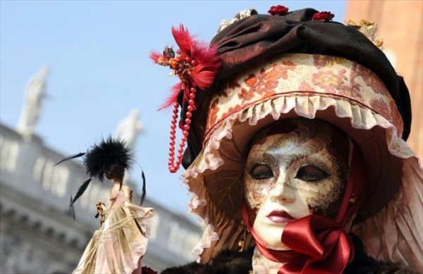 В Венеции сегодня открылся традиционный карнавал