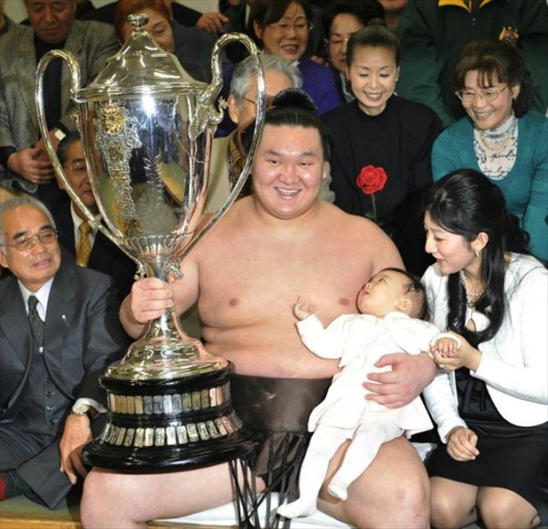 Grand Champion Hakuho celebrates his victory with his family