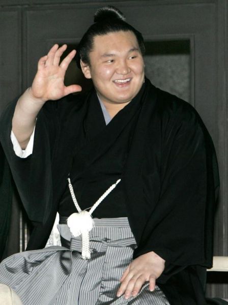 Hakuho downs Asashoryu to win New Year Grand Sumo