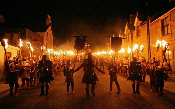 Праздник Апхелио в шотландском горде Лервик