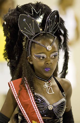 бразильская девочка с карнавала в рио-де-жанейро