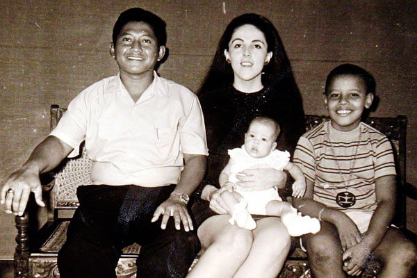 Маленький Барак Обама со своей мамой, сестрой и приемным отцом