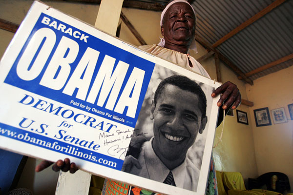Бабушка Барака Обамы с предвыборным плакатом своего внука-сенатора