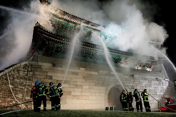 Суннемун Древние Ворота Важнейший исторический памятник Южной Кореи уничтожен в результате поджога