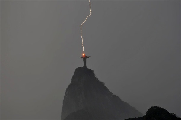 Молния поразила статую Христа в Рио-де-Жанейро Statue Christ the Redeemer hit by lightening