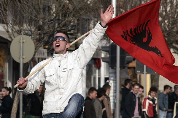 Жители Приштины и населенных пунктов Косово отмечают намеченное принятие незавсисимости Косово