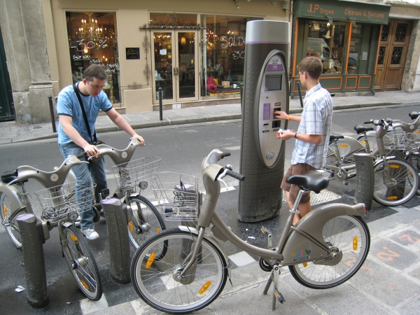 Жители Лондона знакомятся с муниципальным прокатом велосипедов