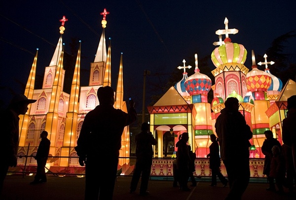lantern festival, выставка фонарей в пекине, световое сооружение в виде собора василия блаженного
