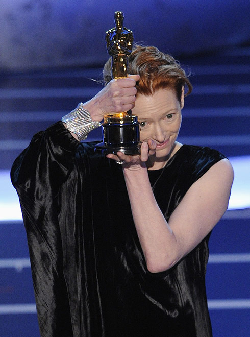 Оскар за лучшую женскую роль второго плана получила Тилда Суинтон сыгравшая в картине Майкл Клейтон