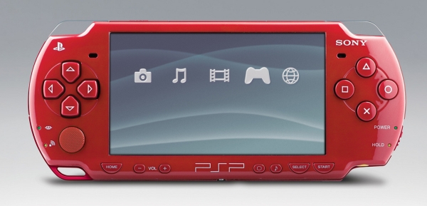 красная PlayStation Portable с грозным Кратосом на задней панели