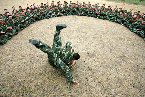 Тренировка военизированных полицейских во время сборов в Суининге