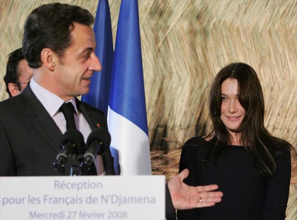 Президент Франции представляет свою жену, первую леди Франции Карлу Бруни