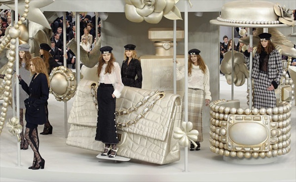 Показ коллекции Chanel сезона осень/зима 2008/2009 на Неделе моды прет-а-порте в Париже