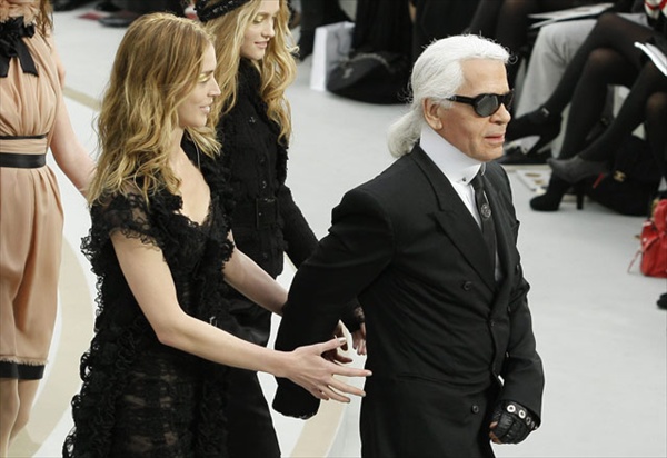 Karl Lagerfeld во время показа Дома моды Chanel  сезона осень/зима 20082009 на Парижской Неделе моды