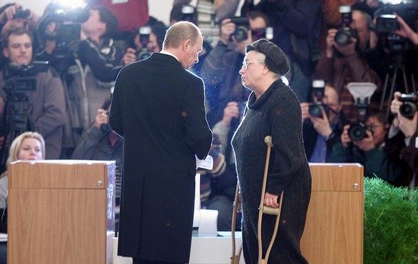 Президент России Владимир Путин вместе с супругой проголосовали