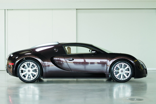 Новый Bugatti Veyron отличает от предшественников внешний и внутренний изысканный дизайн