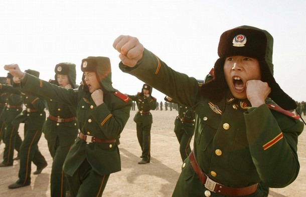 Военизированные полицейские тренируются во время сборов на военной базе в Шэньяне
