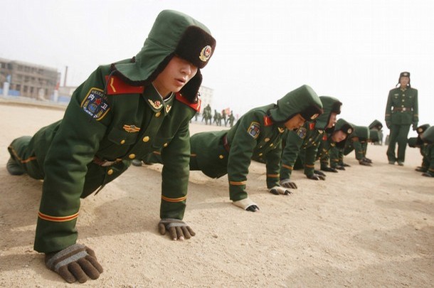 Военизированные полицейские тренируются во время сборов на военной базе в Шэньяне