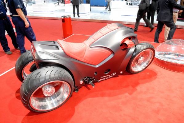швейцарская компания Sbarro продемонстрировала четырехколесный мотоцикл  Sbarro Pendolauto