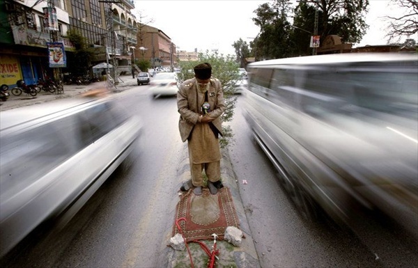 Молитва посреди улицы в Пакистане