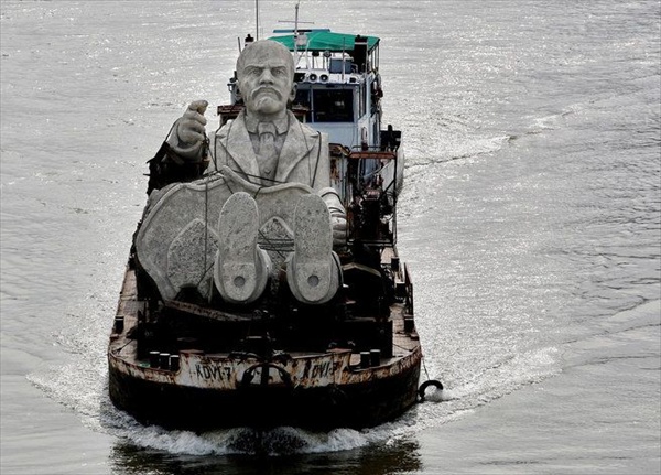Демонтированный памятник Владимиру Ильичу Ленину во время транспортировки по реке Дунай
