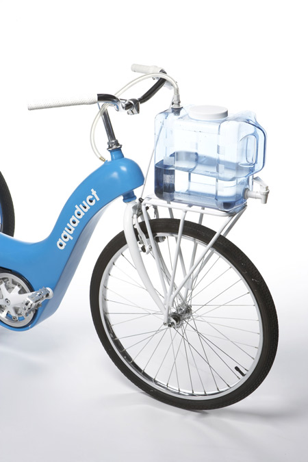 Трехколесный велосипед для поездок и очистки воды