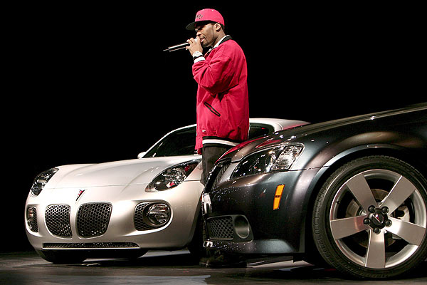 50 Cent на презентации новых моделей Pontiac на автосалоне в Нью-йорке