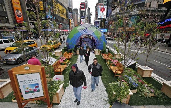 Инсталляция «Путь Мира» на площади Таймс Сквер Path to Peace Times Square New York