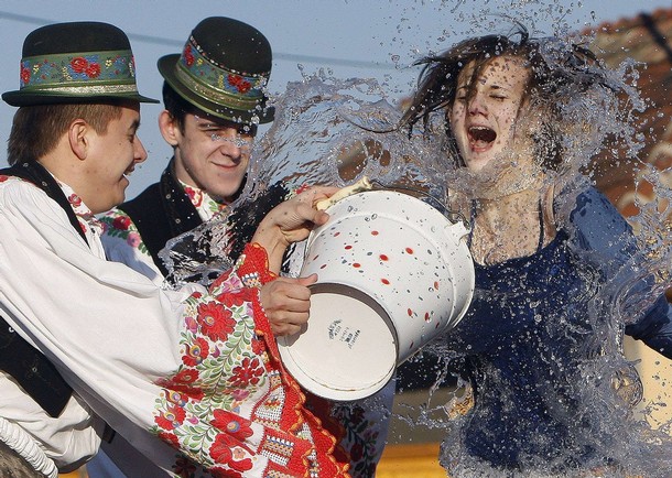 пасха мезекевешд венгрия принято обливать девушек водой