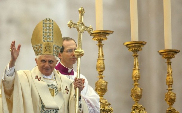 Папа Римский Бенедикт XVI на площади Святого Петра на воскресной пасхальной службе в Ватикане