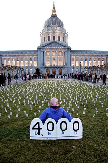 В Сан-Франциско зажгли 4,000 свечей в память о погибших солдатах