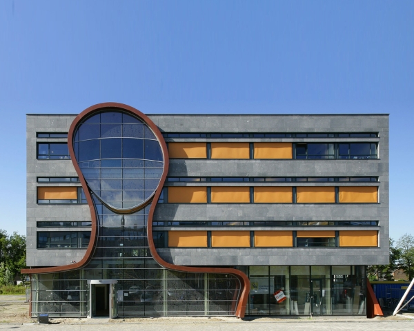 нидерландские архитекторы внедрили абстрактный силуэт Фемиды в фасад здания