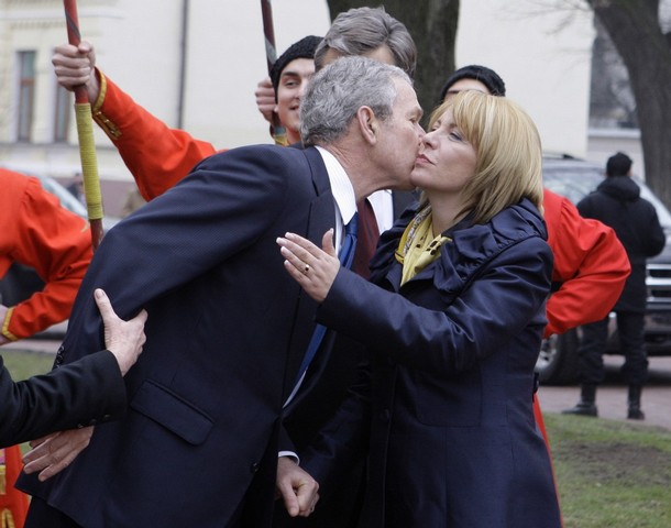 Прощальный поцелуй Джорджа Буша и Катерины Ющенко