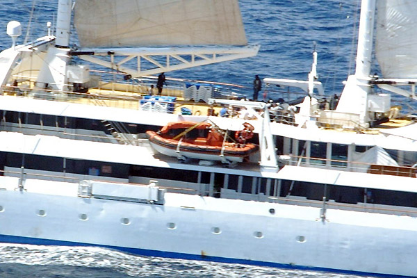 Продукты и воду экипажу яхты Ле Понан доставляет одна из неправительственных организаций Сомали