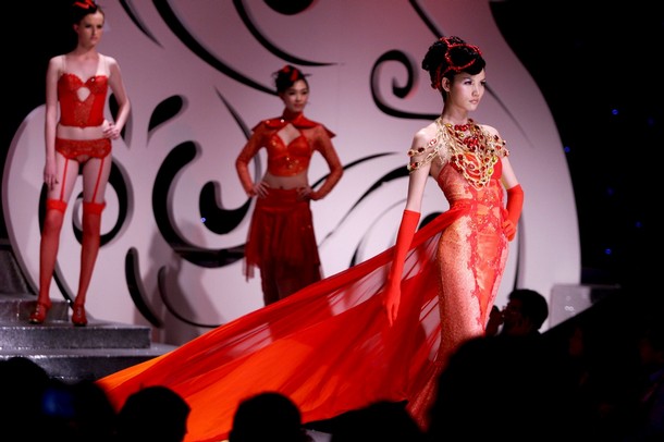 показ коллекции китайского дизайнера ки ганга на китайской неделе моды