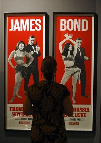 постер фильма о джеймсе бонде на выставке посвященной 100-летию со дня рождения Иана Флеминга