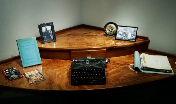Оригинальный писменный стол Иана Флеминга, за котором он написал большинство из своих книг