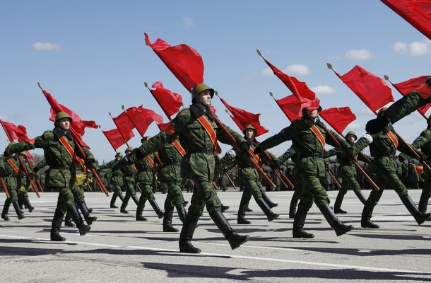 тренировка парадных расчетов, готовящихся пройти торжественным маршем по Красной площади 9 мая