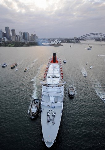 queen elizabeth departs sydney harbour for the last time in february 2008