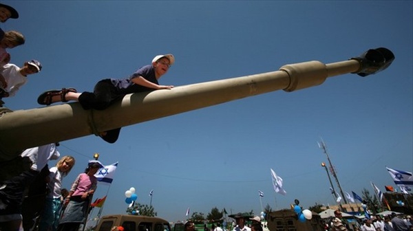 israel60_children_withweapons2.jpg