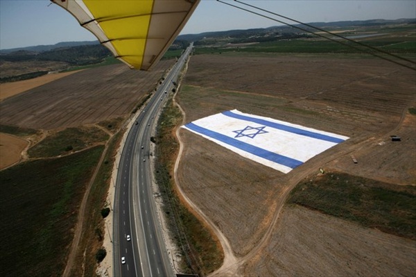 израильский флаг размером 200x100 метров и весом 5200 килограмм, который расположен в поле близ Латр