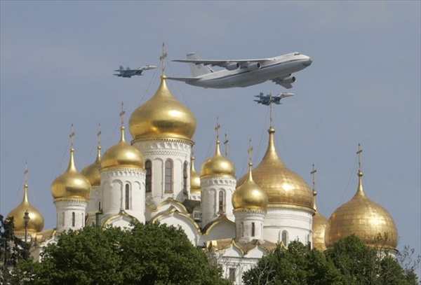 военно-транспортной самолет Ан-124 Руслан в сопровождении двух истребителей Су-27