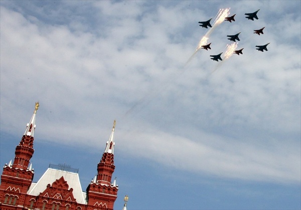 Всего в параде приняло 32 самолетов и вертолетов, стоящих на вооружении российской армии