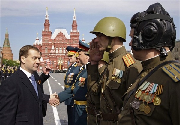 президент медвдев общается с военными на параде  в честь дня победы